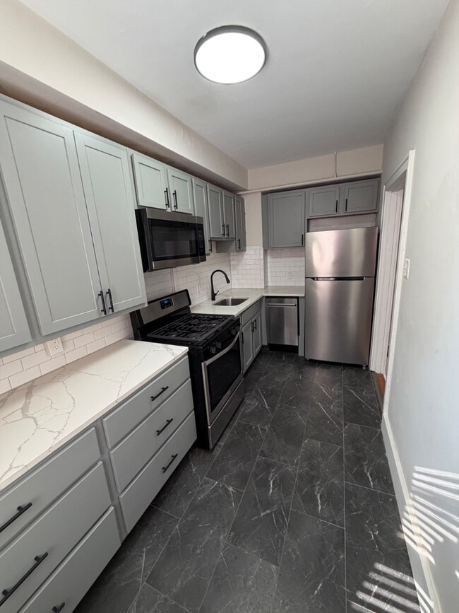 Building Photo - Charming 1 Bedroom ni CWE *1st Floor unit