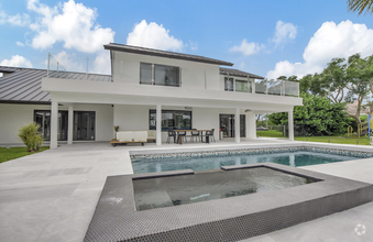 Building Photo - 10385 Avenida Del Rio