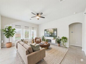 Building Photo - 721 Rim Water Dr