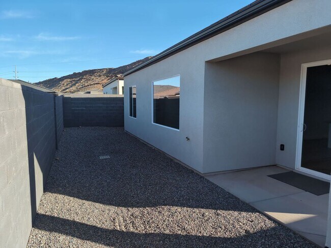 Foto del edificio - Gorgeous 4 Bedroom 2 Bathroom Home