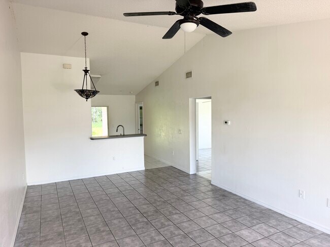 Building Photo - 33 Flamingwood Ln #B