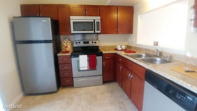 Building Photo - 2 br, 1.5 bath Townhome - 13 Red Hearth Court