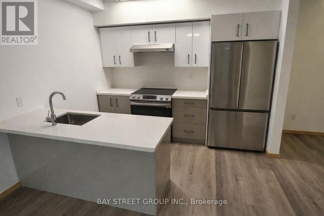 Photo du bâtiment - 3453 Victoria Park Ave