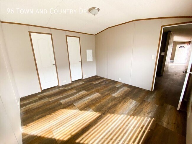 Foto del edificio - 96 Town and Country Dr