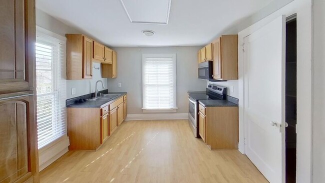 Building Photo - 214 Elm St