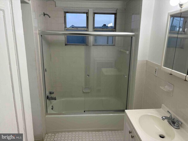 Foto del edificio - 5370 Lebanon Ave