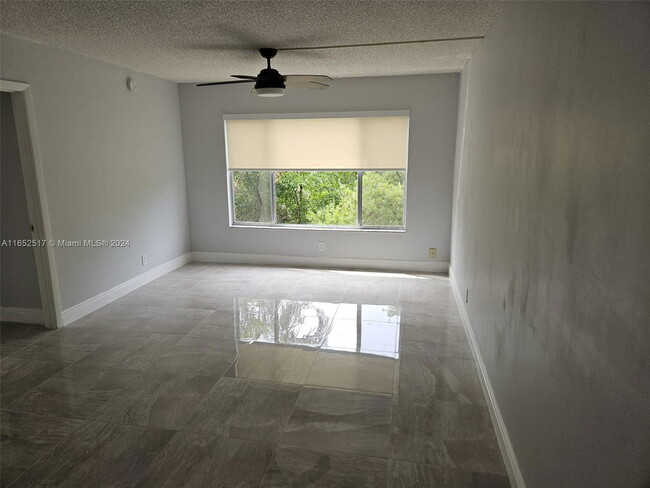 Foto del edificio - 3220 NW 103rd Terrace