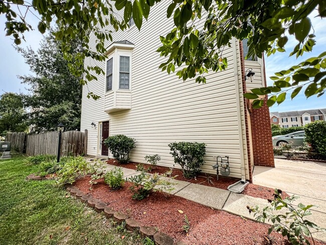 Building Photo - Huge 3 Bedroom 2.5 Bathroom Brick Townhome...