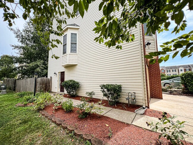 Foto del edificio - Huge 3 Bedroom 2.5 Bathroom Brick Townhome...