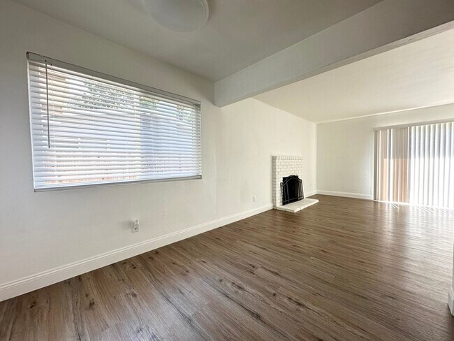 Foto del edificio - Beautiful three bedroom two bath home in Roseville!!