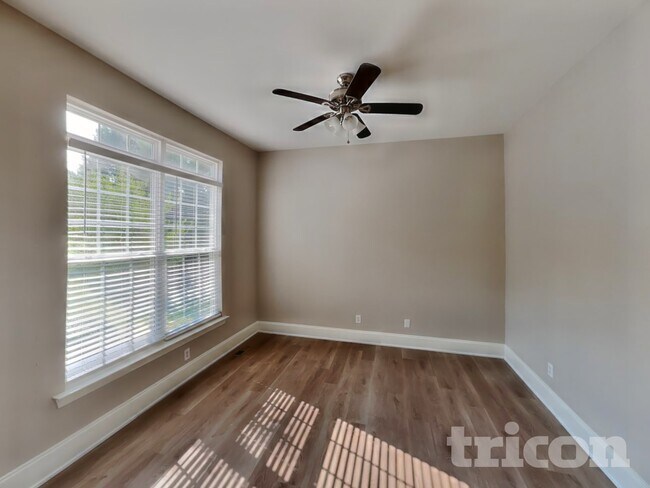 Building Photo - 108 N Honey Locust Dr