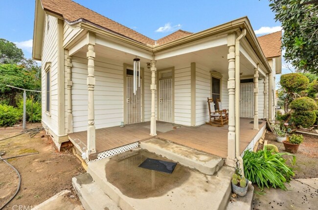 Foto del edificio - STORYBOOK CHARM IN THE HEART OF DOWNTOWN PERRIS!