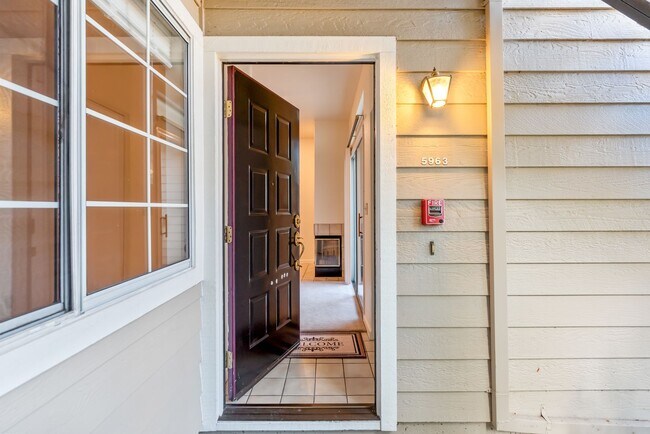 Foto del edificio - Beautiful 2 Bedroom, 2 Bathroom Condo in Park Almaden, San Jose