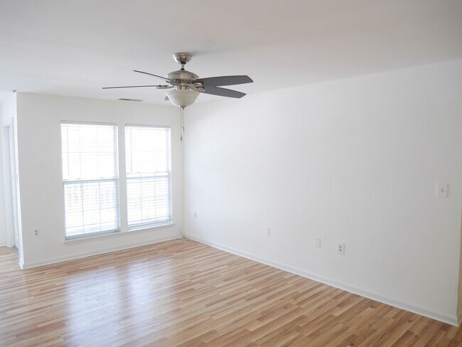 Foto del edificio - Spacious 2nd Floor Condo in Russett – Prime Laurel Location!