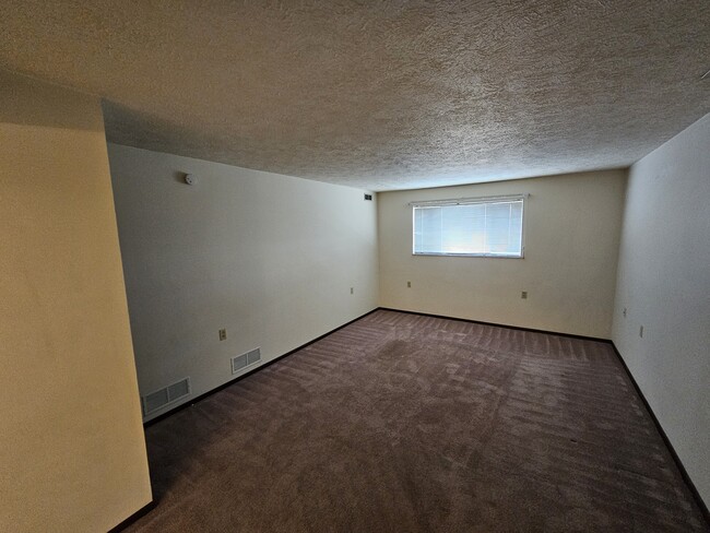Building Photo - 160 Stewart Ave