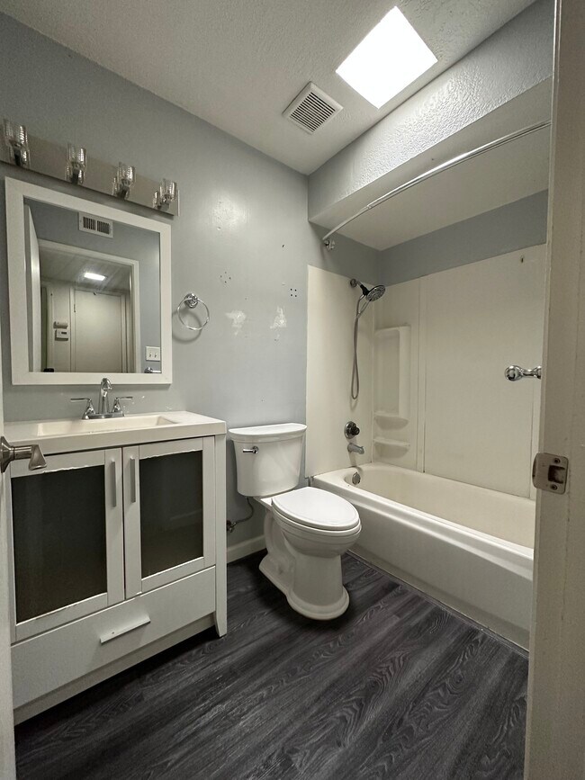 Building Photo - 9121 Nasreen Dr