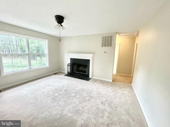 Building Photo - 74 Albertson Ct
