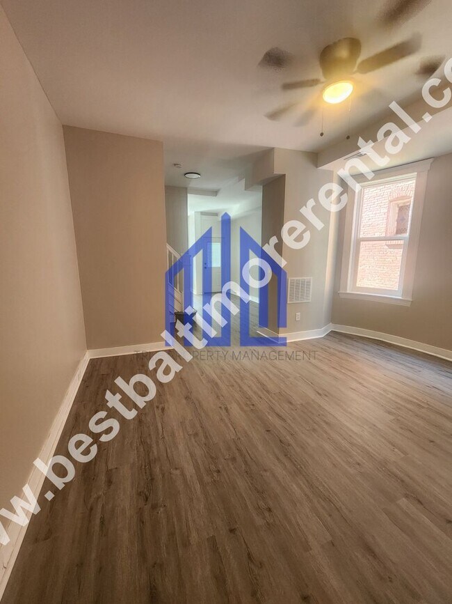 Foto del edificio - Spacious 4 Bedroom 2.5 Bath House in West ...