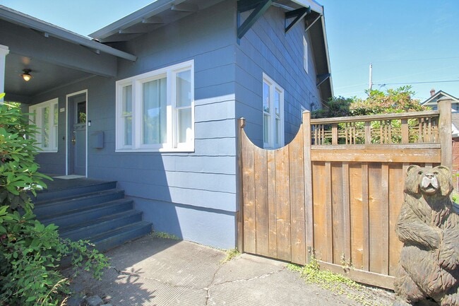 Building Photo - 6435 NE Cleveland Ave