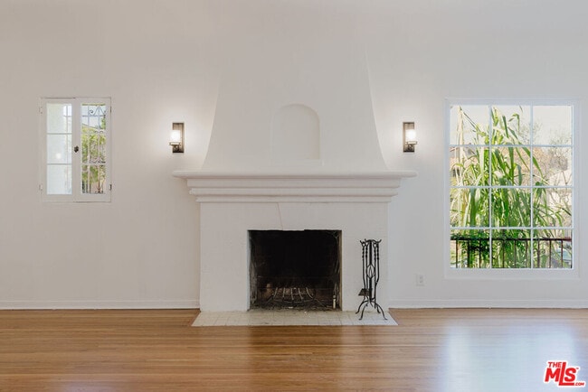 Foto del edificio - 1122 S Tremaine Ave