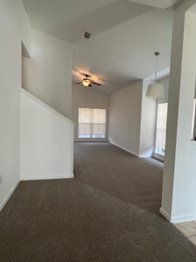 Building Photo - Large Townhome!