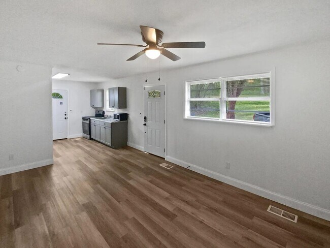 Building Photo - Small Cottage Home