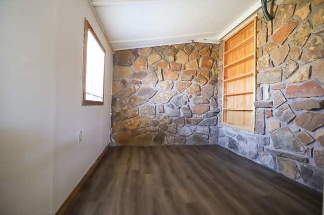 Building Photo - 3 Bed / 1 Bath in Oologah!