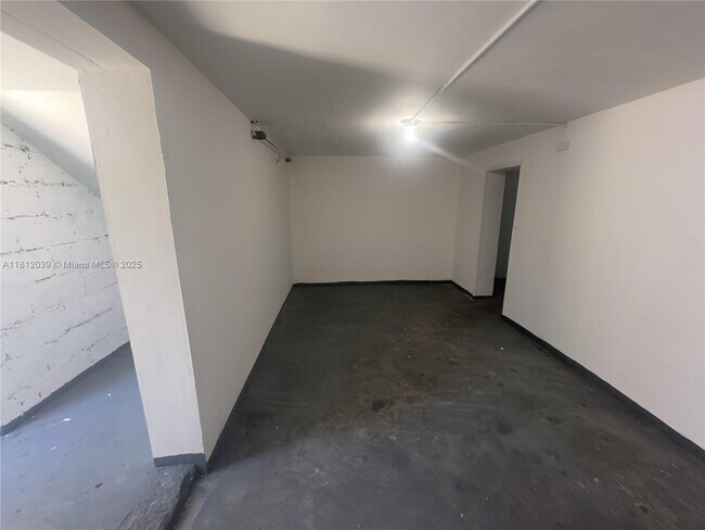 Foto del edificio - 225 NE 56th St
