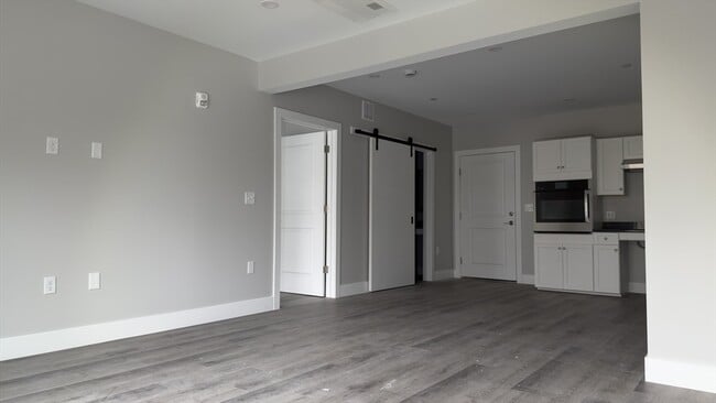 Building Photo - 251 Sladen St