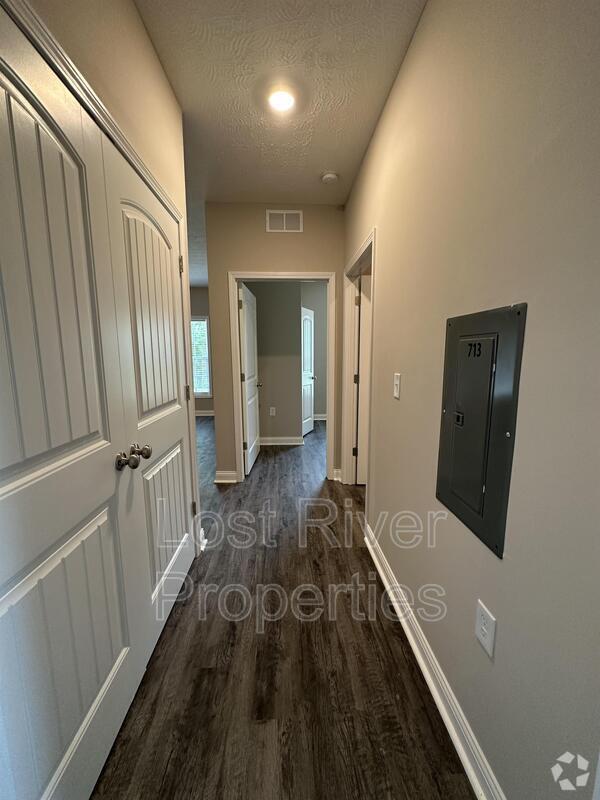 Building Photo - 4496 Wilford Ln