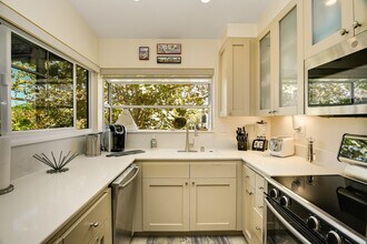 Building Photo - 8840 Villa La Jolla Dr