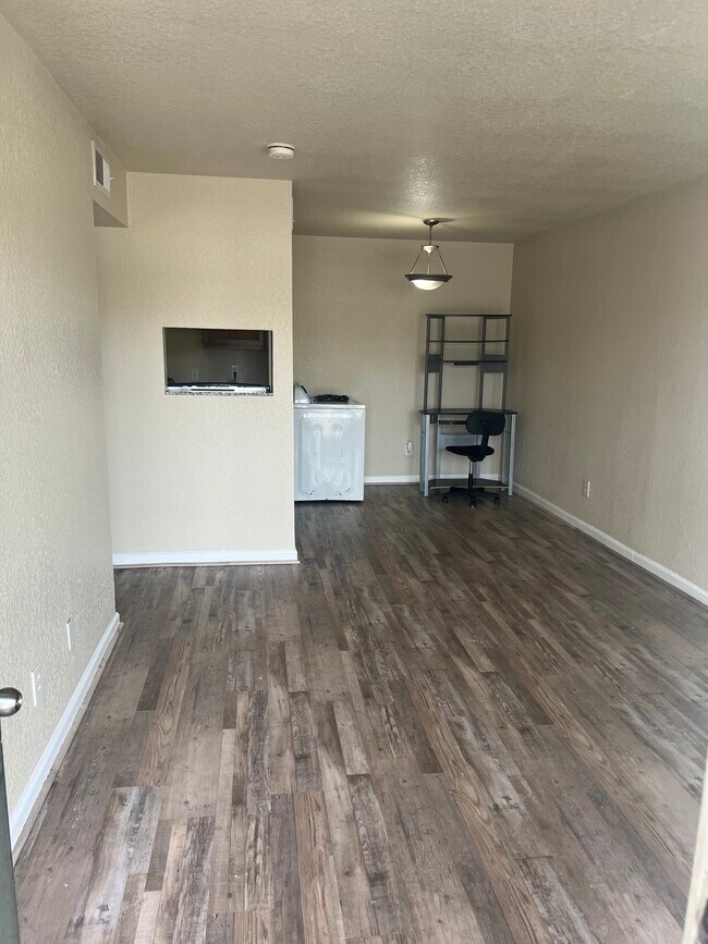Building Photo - 8100 Creekbend Dr