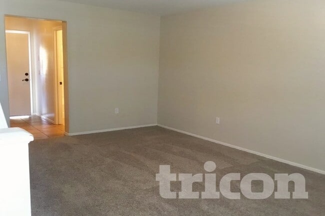 Building Photo - 2355 E Huntington Dr