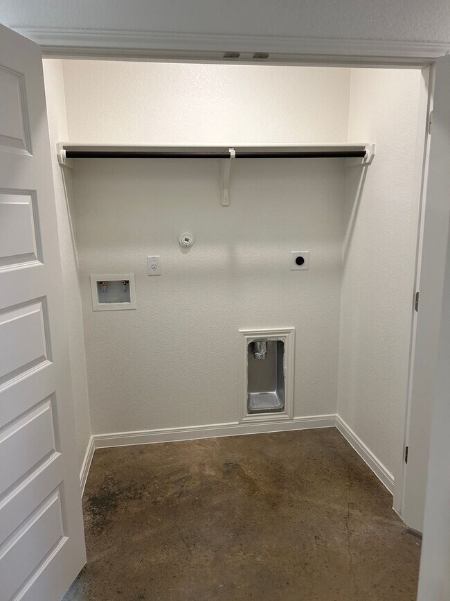 Building Photo - 909 Switchgrass Dr