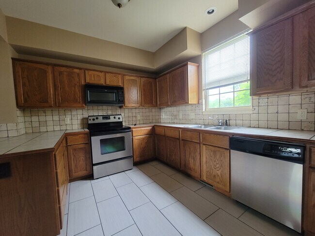 Building Photo - Fair St Apartments - Premier Data Works LLC