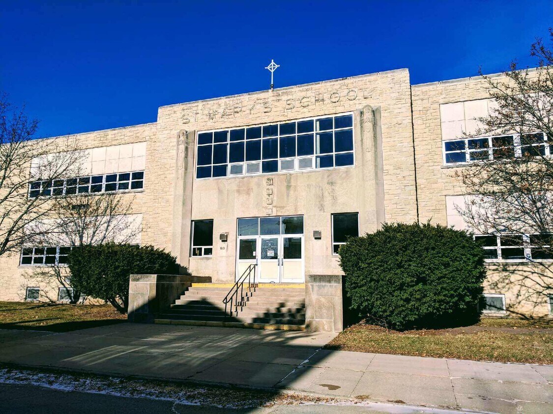 Front entrance - 63 E Merrill Ave