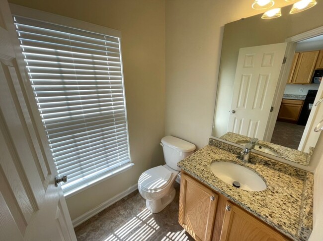 Foto del edificio - Beautiful 3 Bedroom End-Unit Townhouse