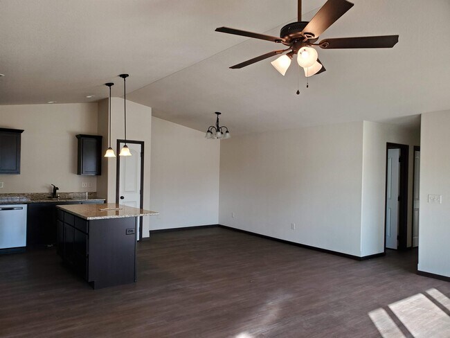 Building Photo - 582 Westwind Rd