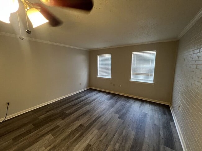 Foto del edificio - Stylish 2-Bed, 2-Bath Condo in Vibrant Mid...