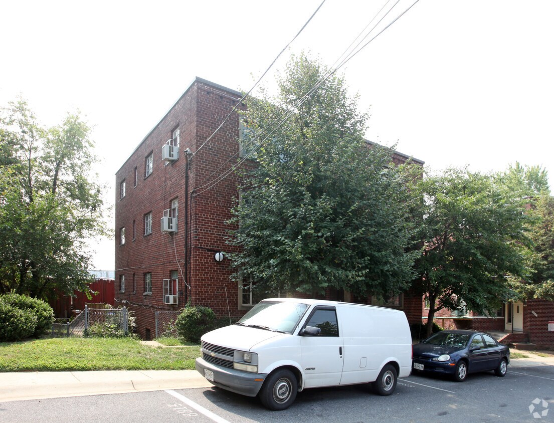 Building Photo - 8811 Glenville Rd