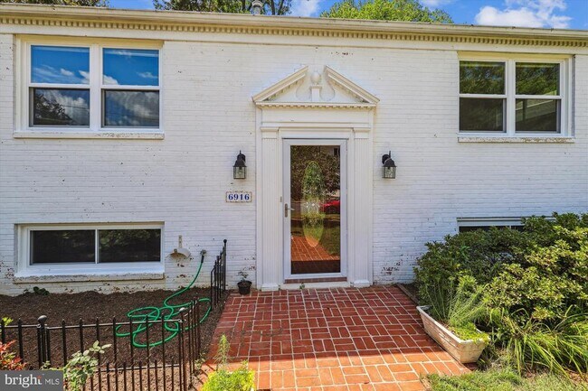 Building Photo - 6916 Southridge Dr