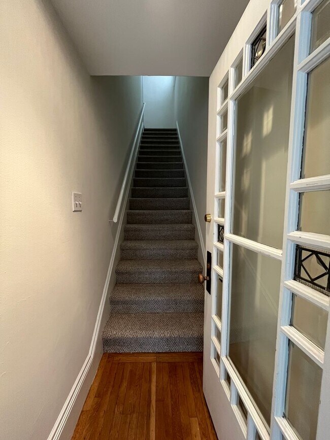 Building Photo - Top Floor 2-Bedroom Apartment in Lower Pac...