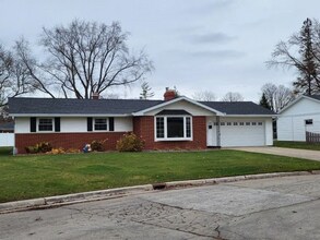 Building Photo - 1798 Chateau Dr
