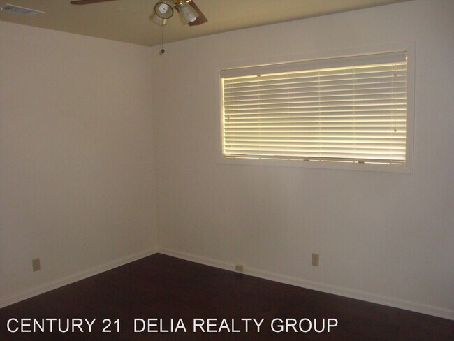 Building Photo - 3 br, 1.5 bath House - 504 Haynes Dr.