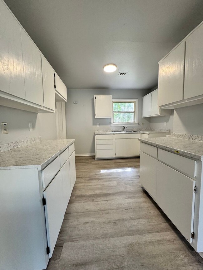 Building Photo - Newly Updated 4 Bedroom Home by Gibbs Shop...