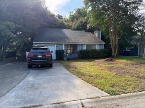 Building Photo - 1052 Oakcrest Dr