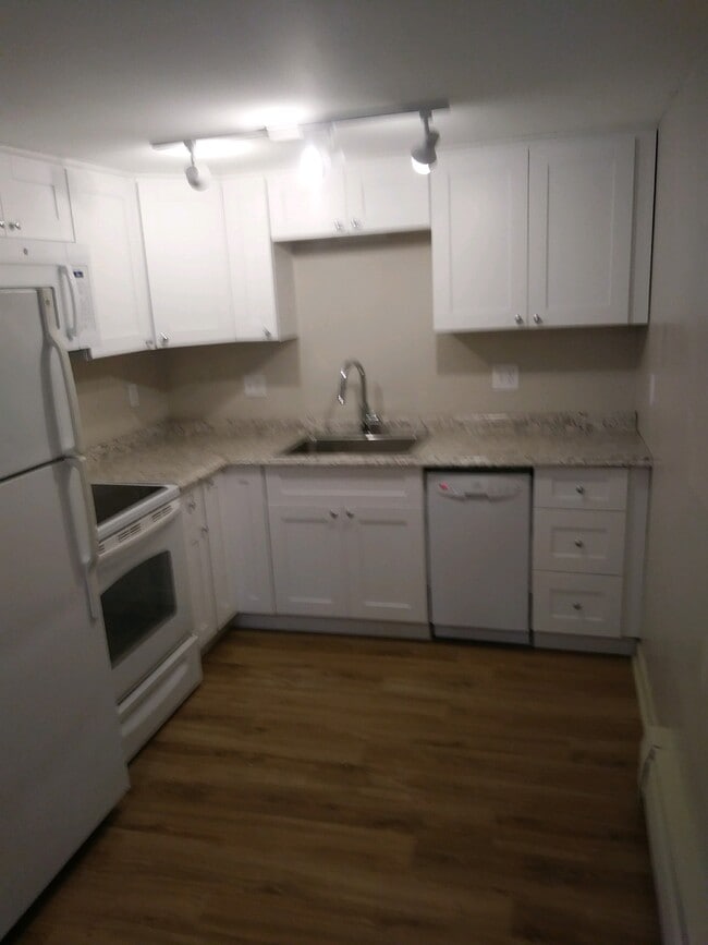 Building Photo - 66 Center St