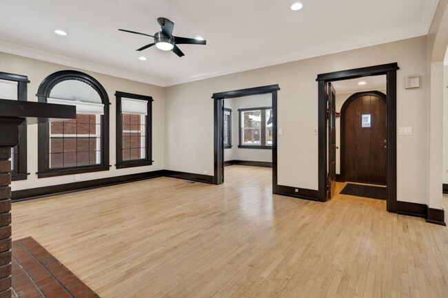 Building Photo - 4 Bedroom, 2 Full Baths and 2 1/2 Bath Hou...