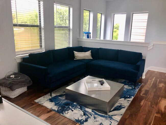 Foto del edificio - 1501 Lorraine Loop