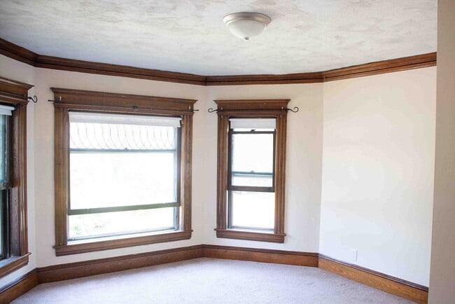 Building Photo - 39 Sugarloaf St